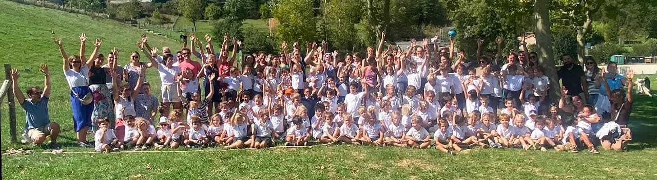 Groupe de parents et d'enfants devant l'école