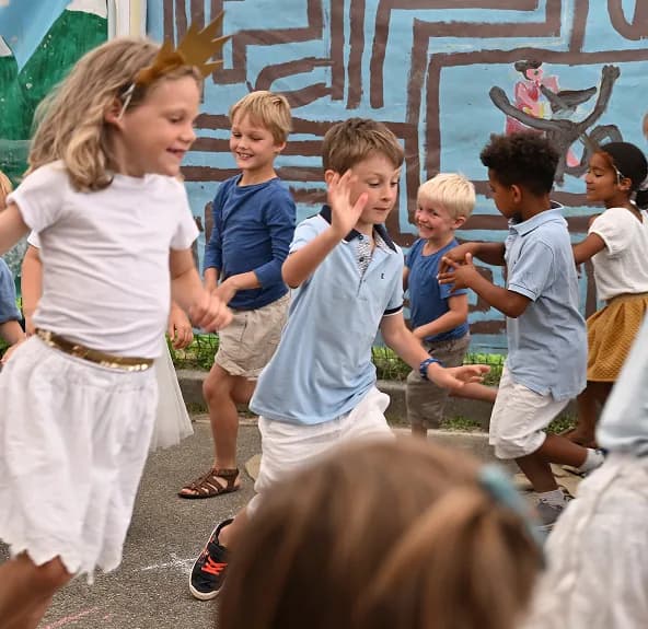 Enfants de l'école Les Sarments jouant ensemble